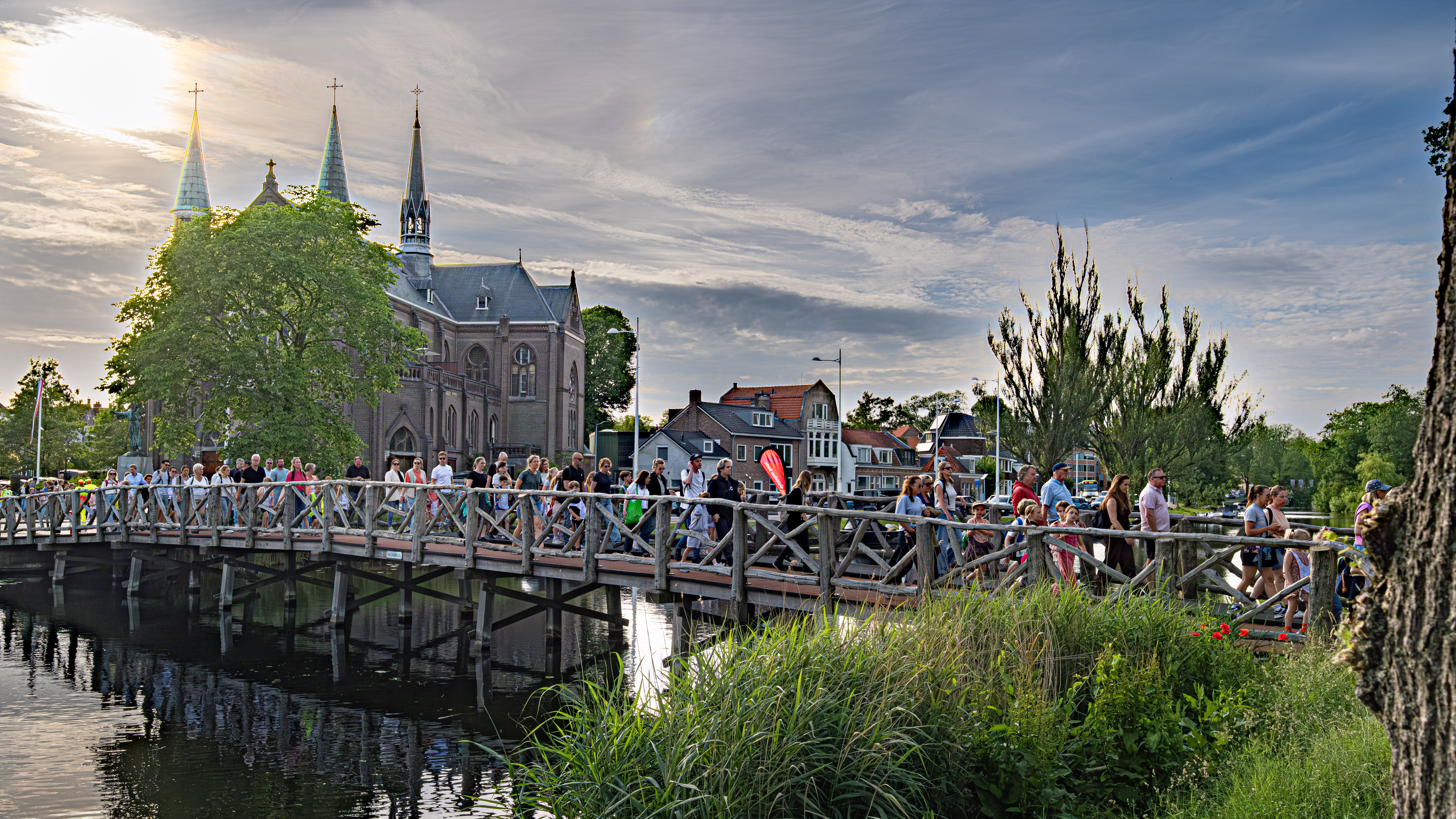 Avond 4 daagse brug met kerk.jpg